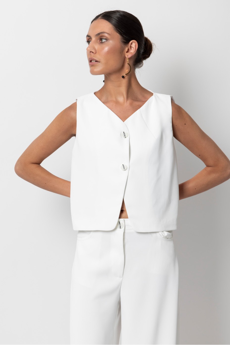 SHORT VEST WITH BUTTONS