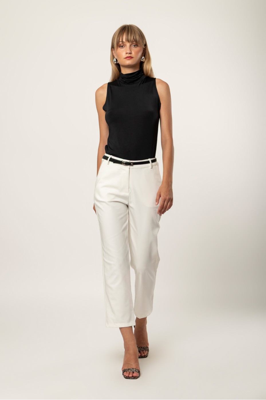 SLEEVELESS TURTLENECK BLOUSE