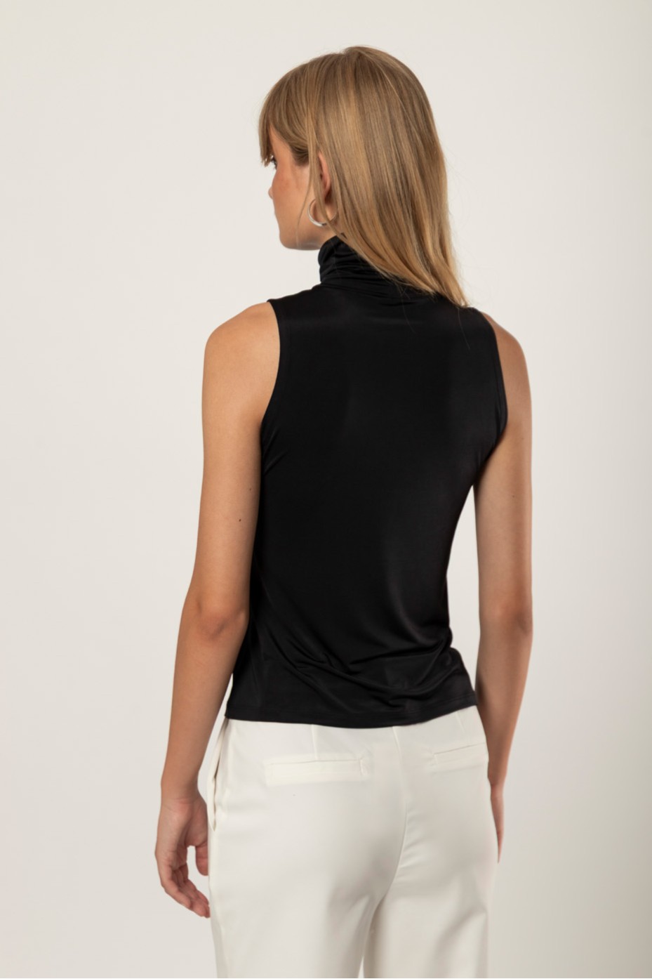 SLEEVELESS TURTLENECK BLOUSE