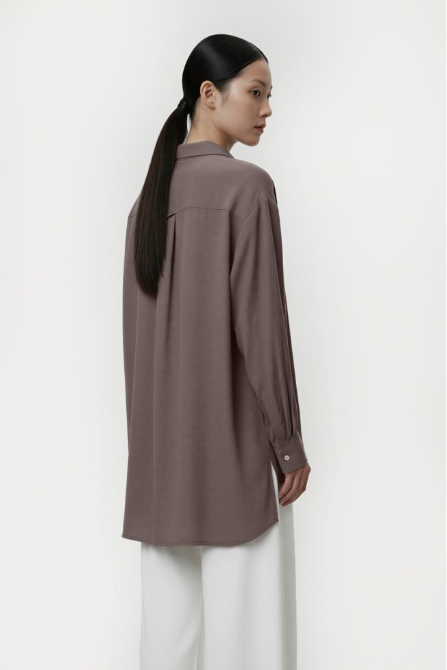 ΠΟΥΚΑΜΙΣΟ OVERSIZED ΜΕ ΠΙΣΩ ΠΙΕΤΑ