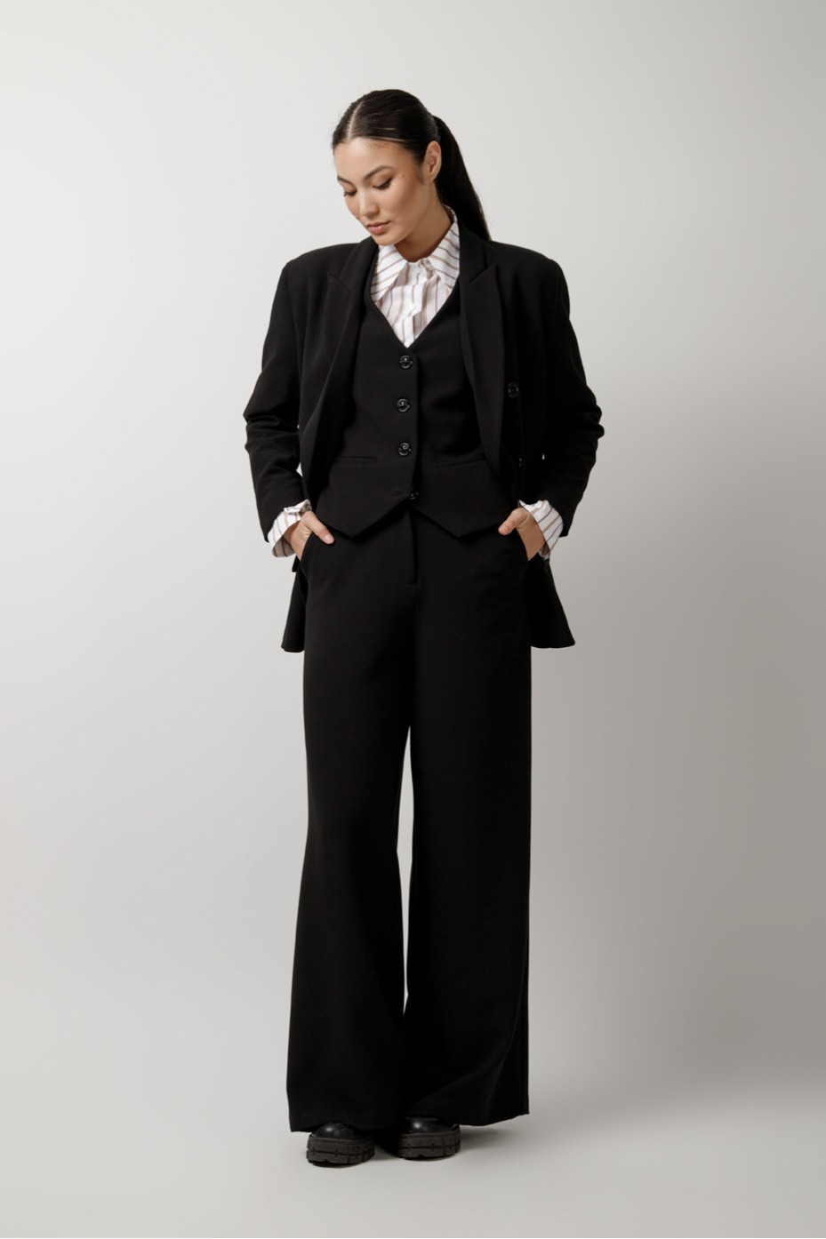 SHORT VEST WITH FRONT SPOTS