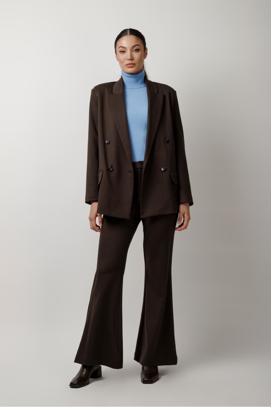 WIDE BLAZER WITH CROSS CLOSURE
