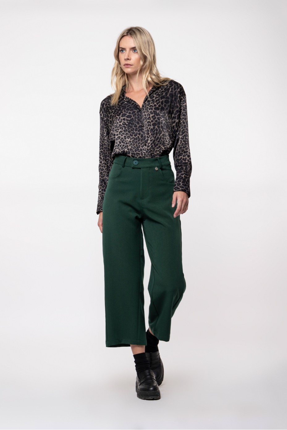 CROP PANTS IN STRAIGHT LINE