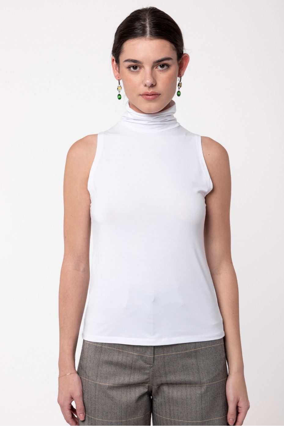 SLEEVELESS TURTLENECK BLOUSE