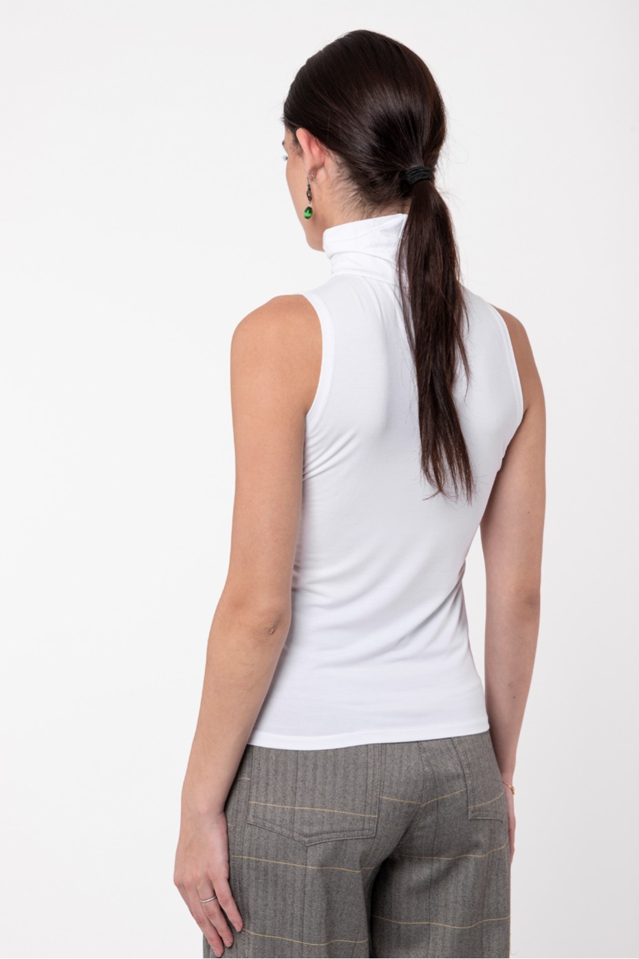 SLEEVELESS TURTLENECK BLOUSE