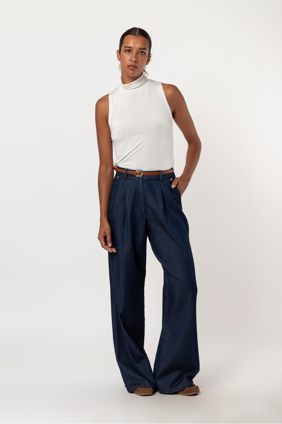 SLEEVELESS TURTLENECK BLOUSE