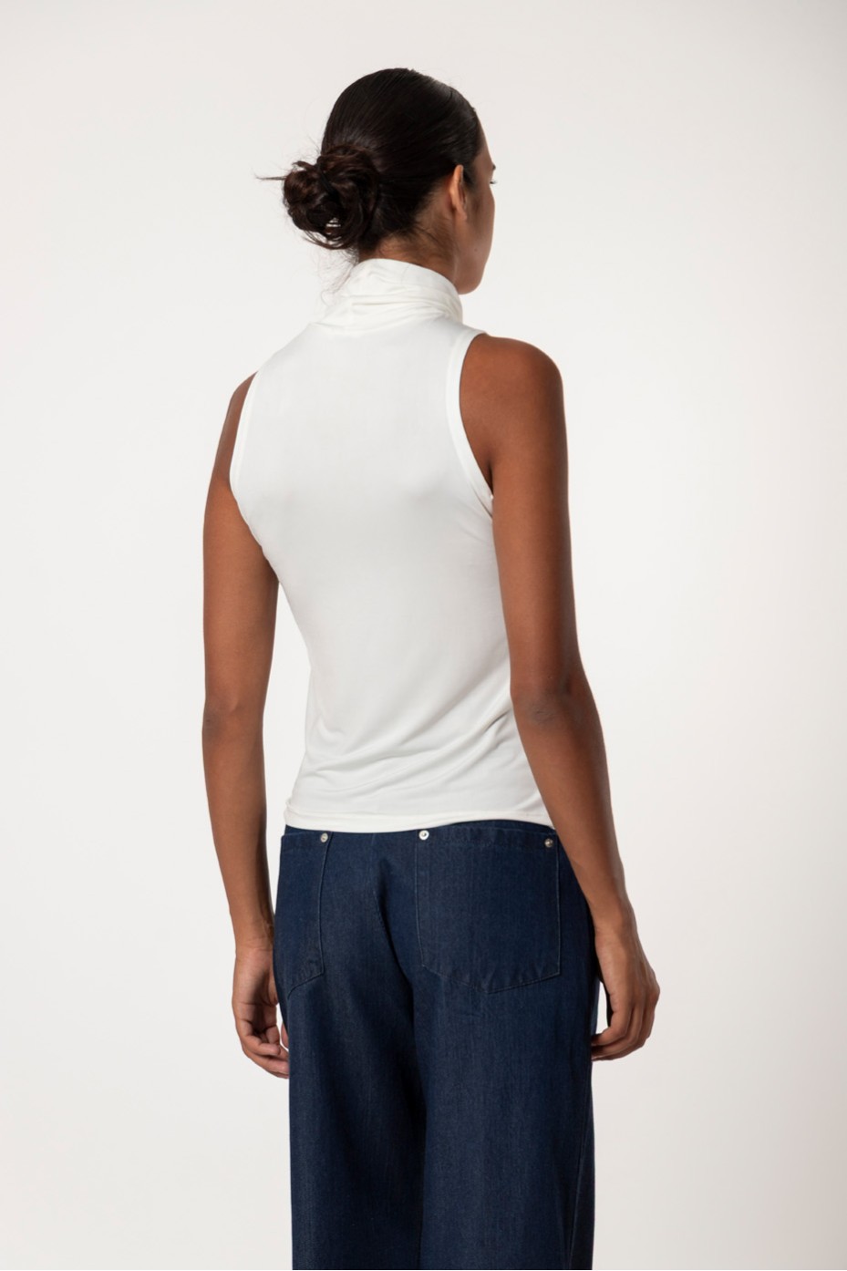 SLEEVELESS TURTLENECK BLOUSE