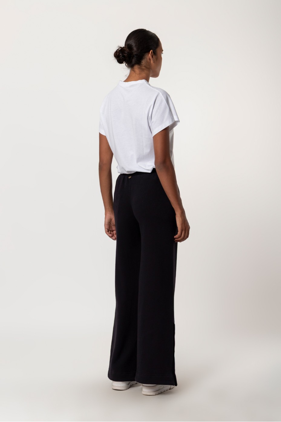 PANTS WITH BUTTONS