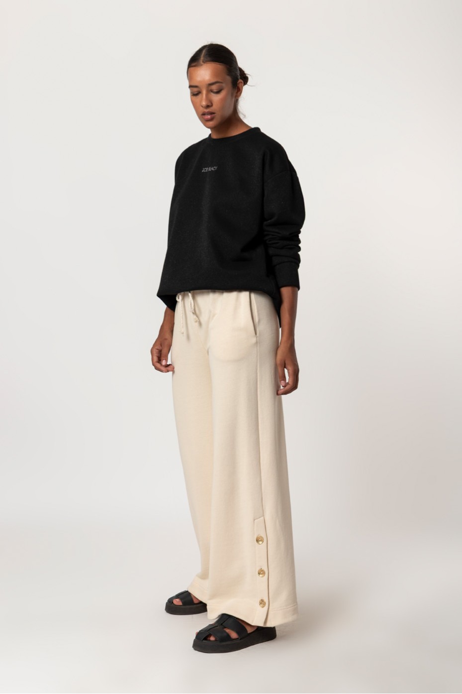 PANTS WITH BUTTONS