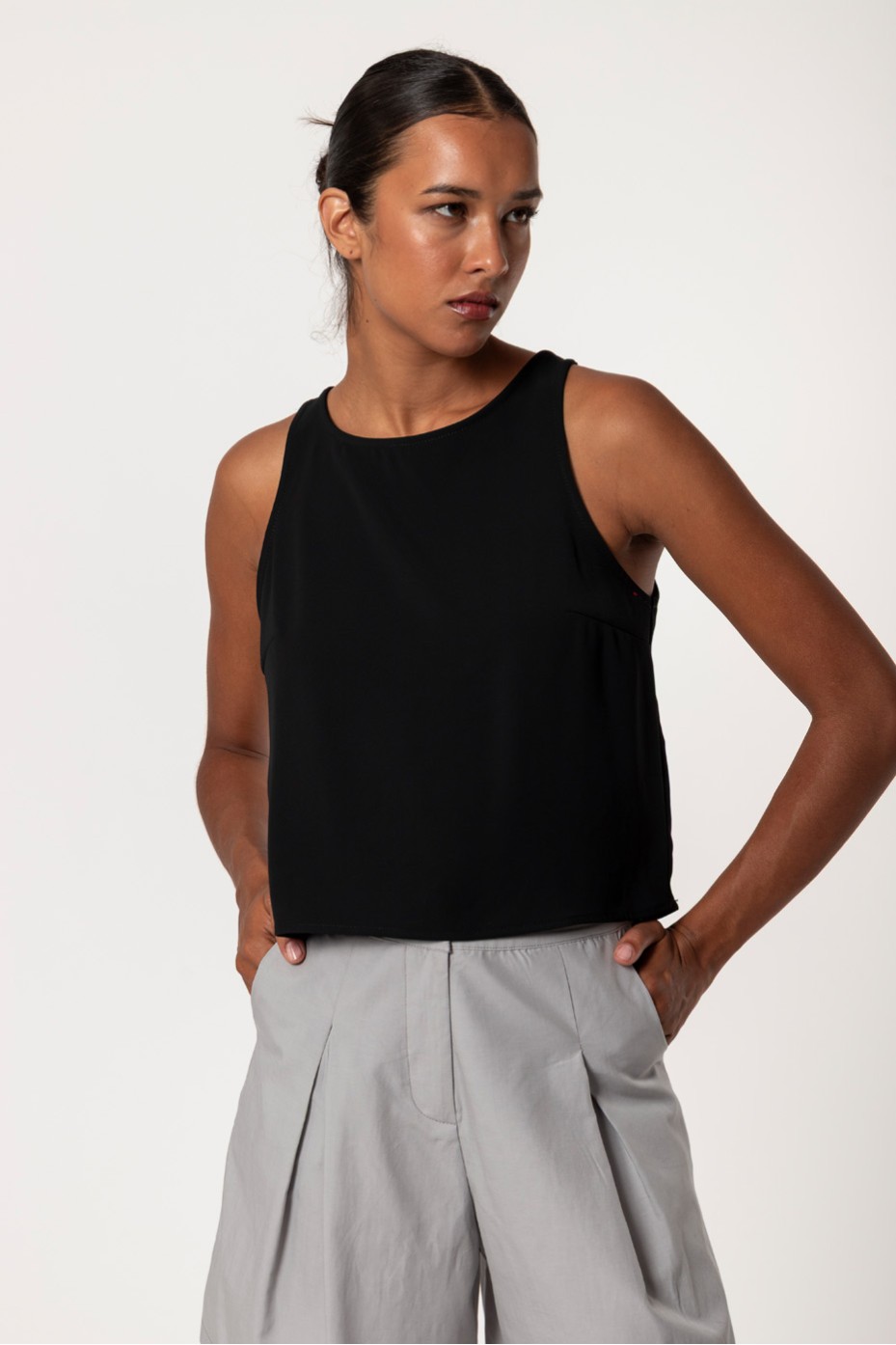 SLEEVELESS BLOUSE WITH BUTTON