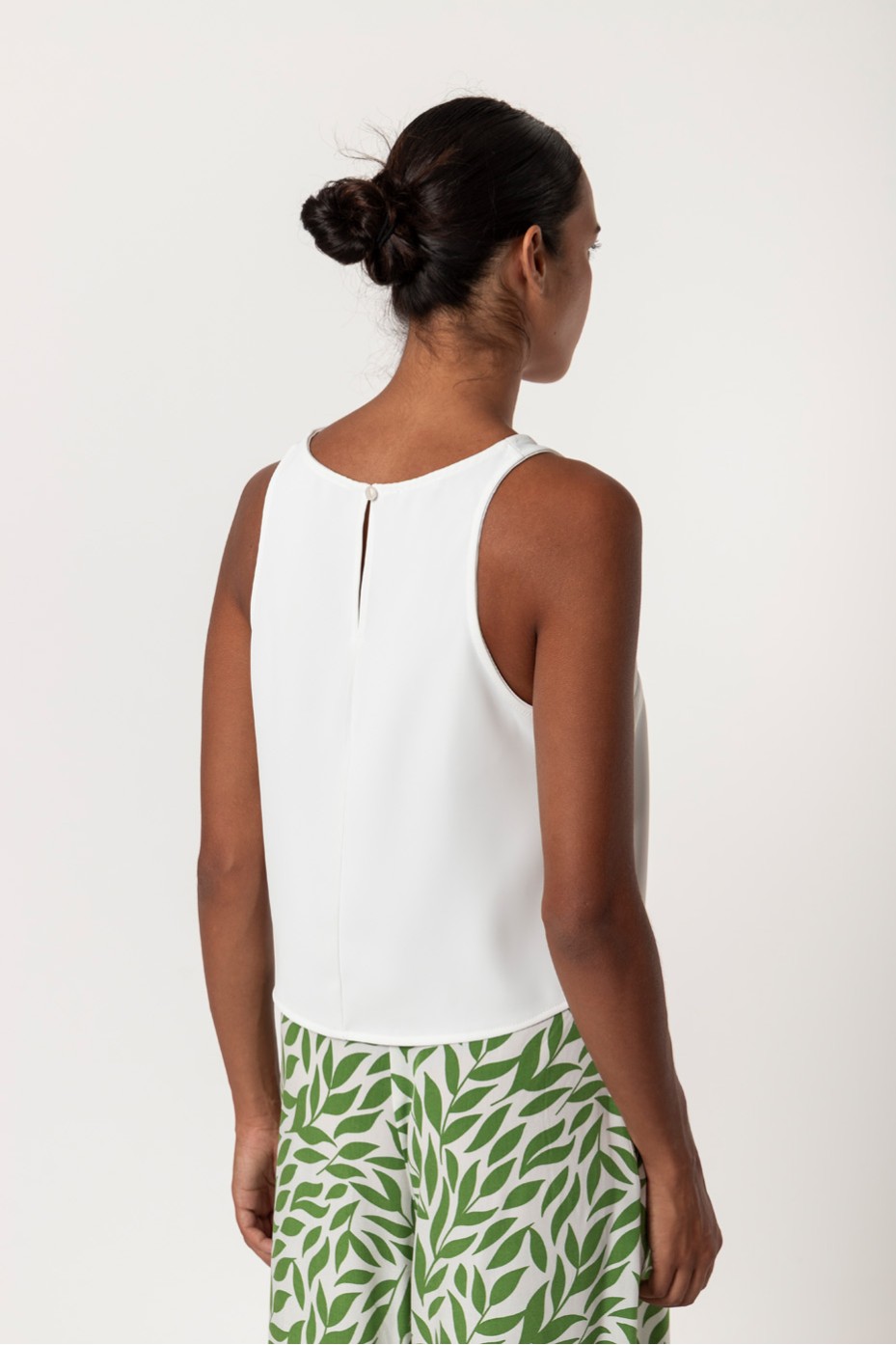 SLEEVELESS BLOUSE WITH BUTTON