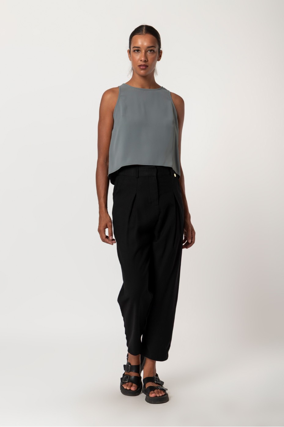 SLEEVELESS BLOUSE WITH BUTTON