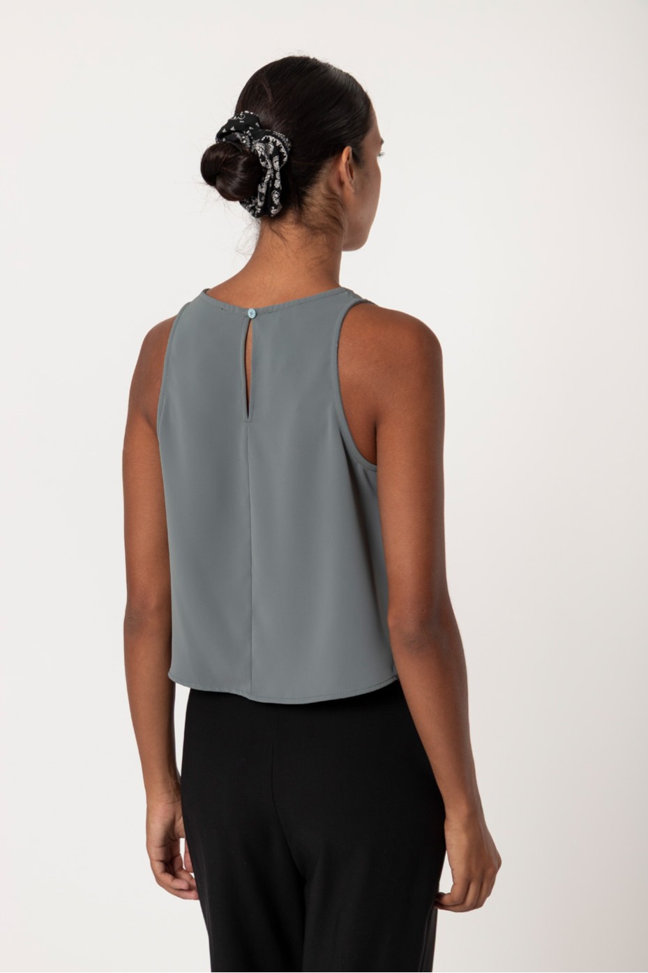 SLEEVELESS BLOUSE WITH BUTTON