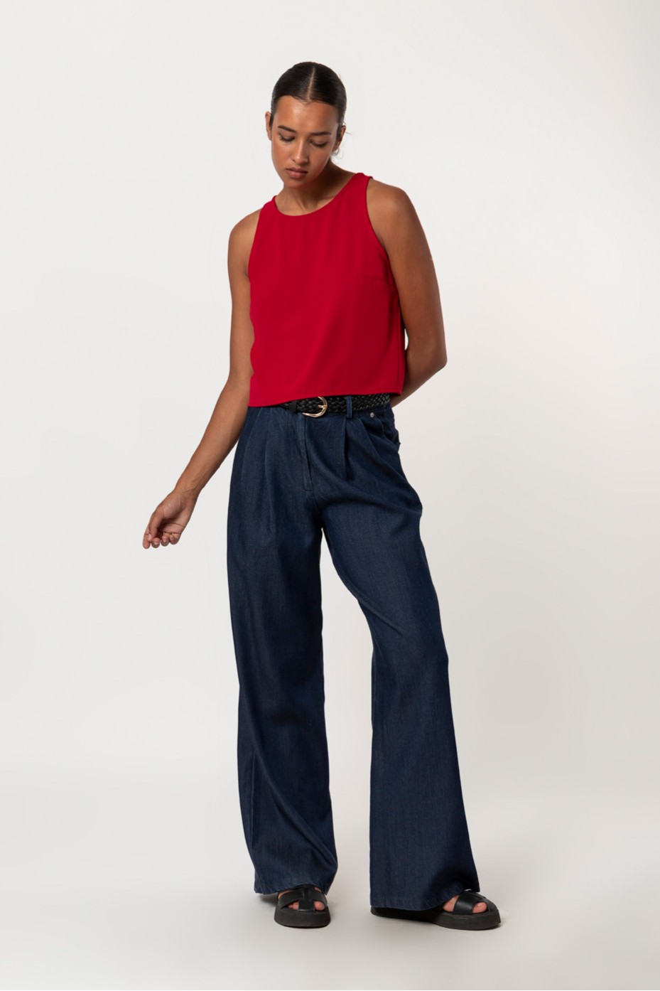 SLEEVELESS BLOUSE WITH BUTTON