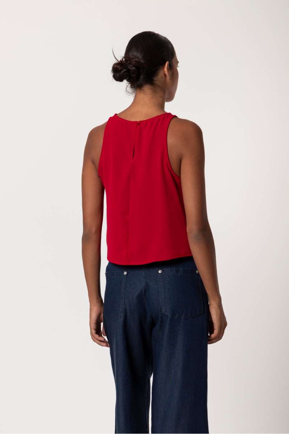 SLEEVELESS BLOUSE WITH BUTTON