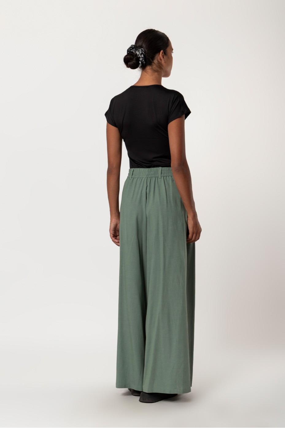 PANTS WITH PLEATS