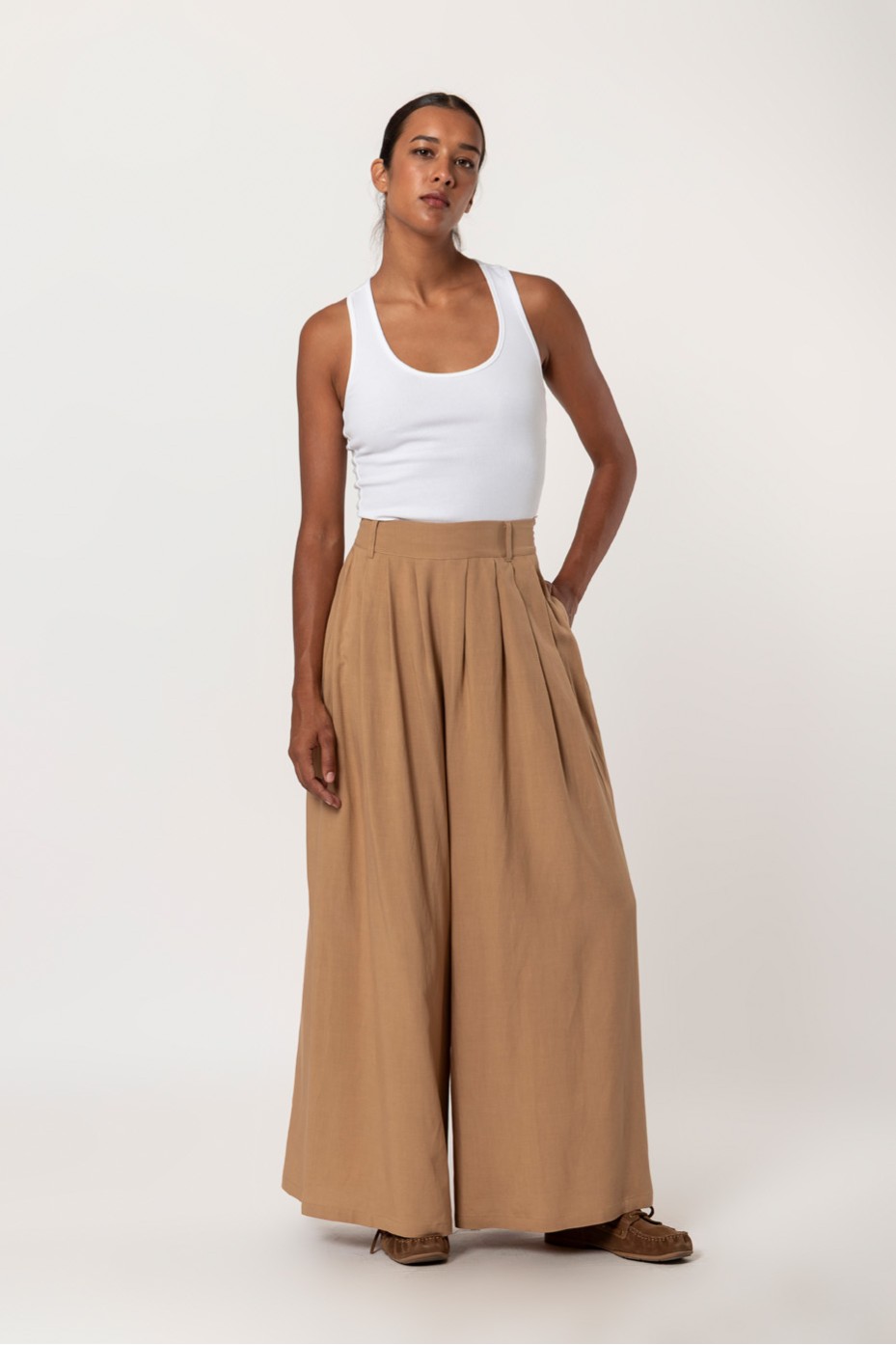 PANTS WITH PLEATS