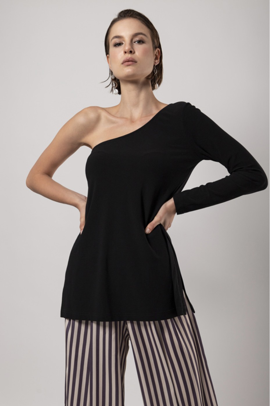 ELASTIC ONE SHOULDER TOP