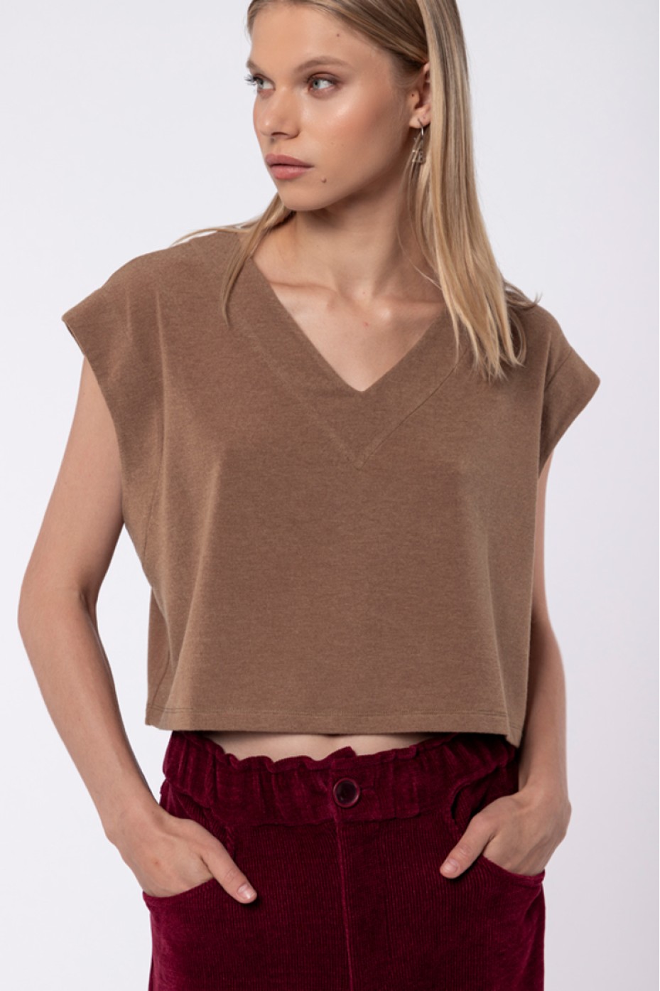 CROP SLEEVELESS KNIT TOP