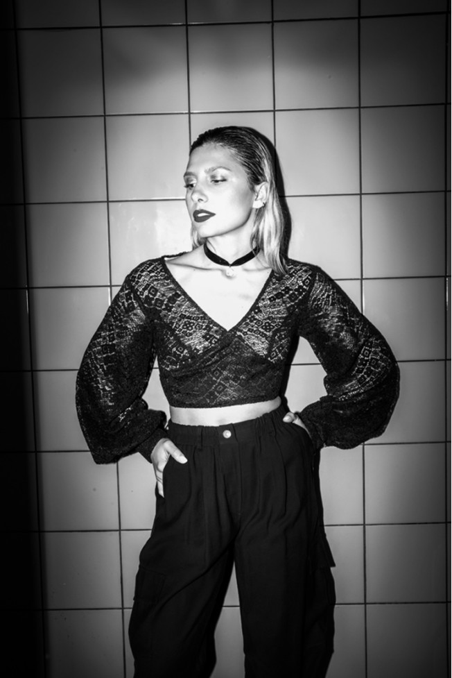 CROP TOP ΜΕ ΔΑΝΤΕΛΑ ZOE BLACK