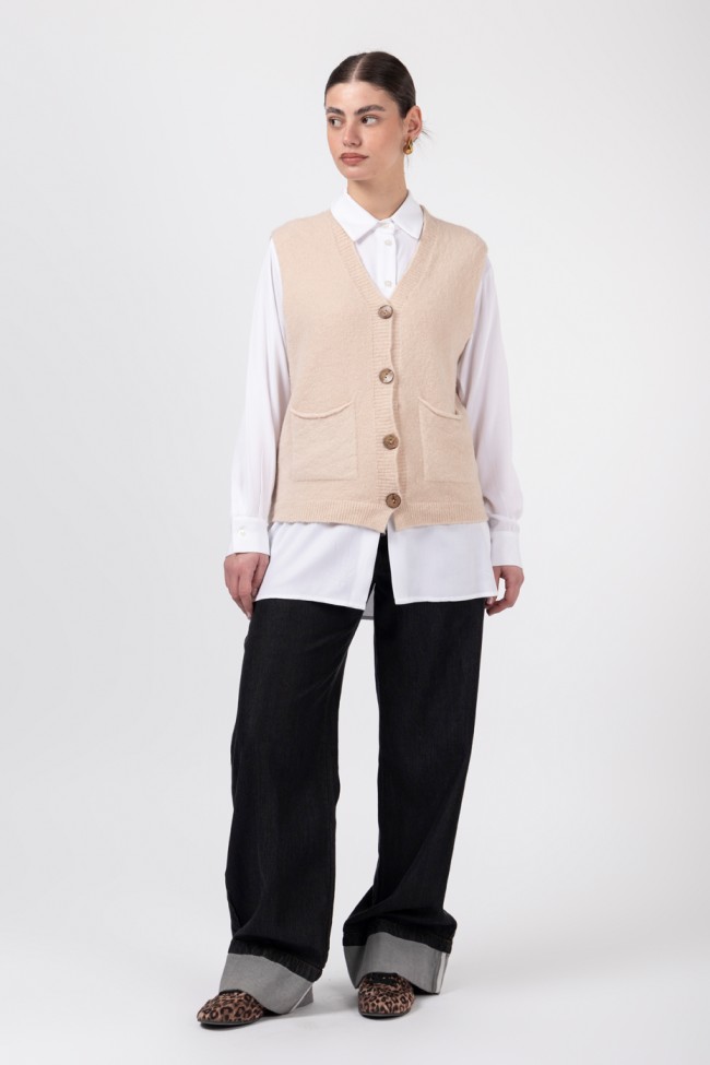 Sleeveless cardigan with buttons.
