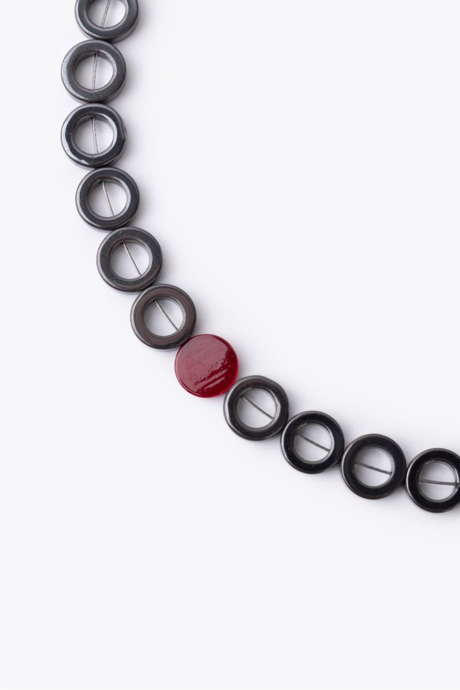 NECKLACE WITH HEMATITE AND MOTHER OF PEARL