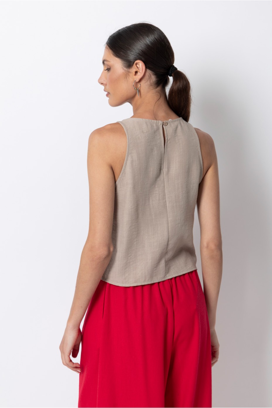 SLEEVELESS CROP BLOUSE