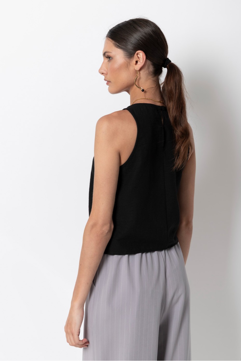 SLEEVELESS CROP BLOUSE