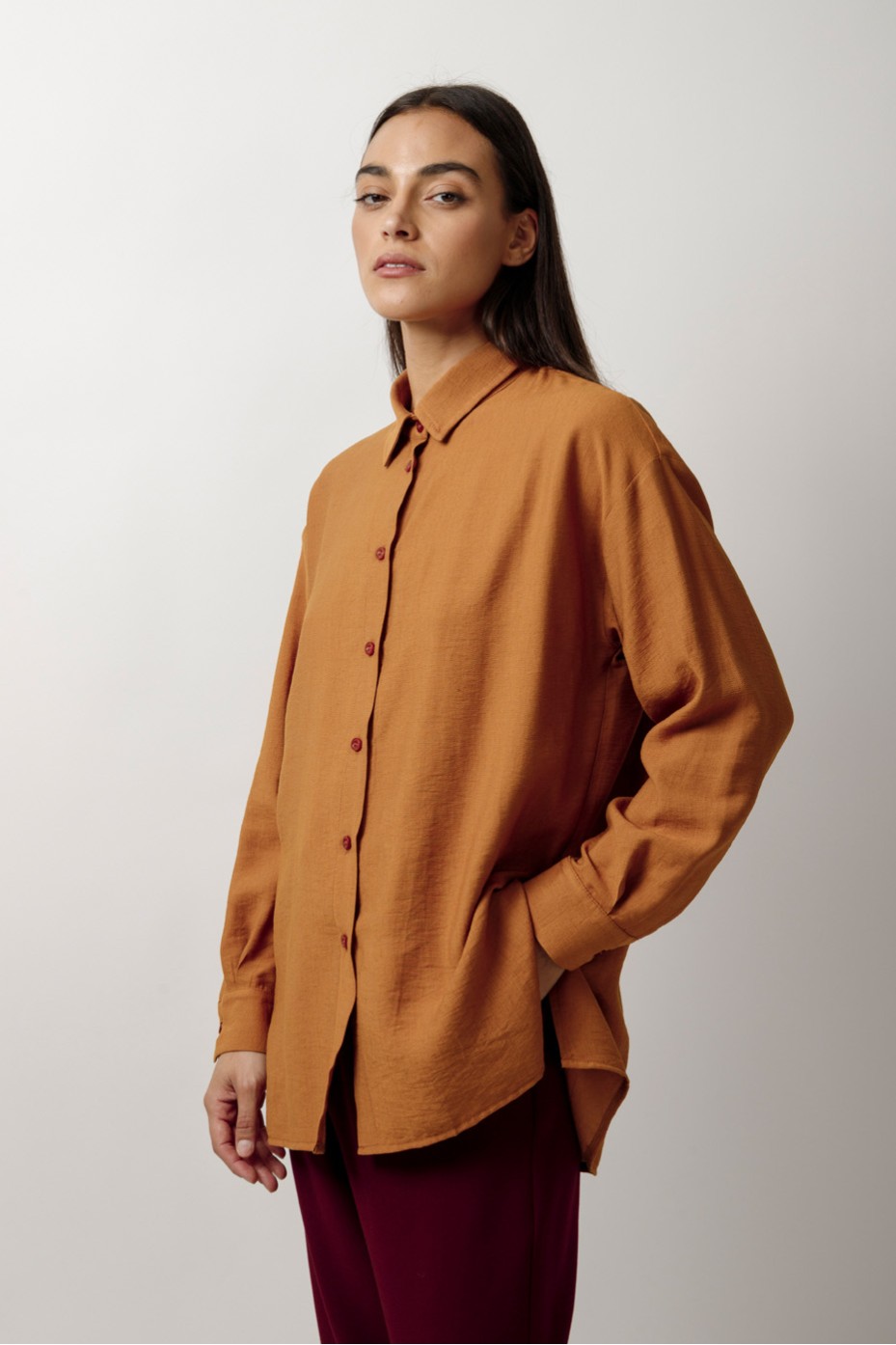 ΠΟΥΚΑΜΙΣΟ OVERSIZED ΜΕ ΠΙΣΩ ΠΙΕΤΑ