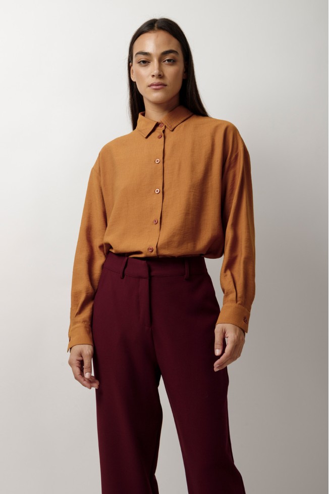 ΠΟΥΚΑΜΙΣΟ OVERSIZED ΜΕ ΠΙΣΩ ΠΙΕΤΑ