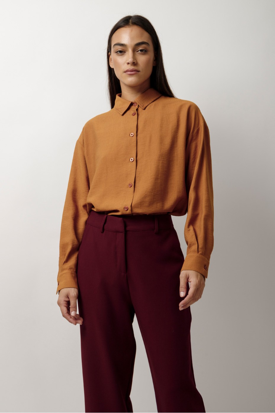 ΠΟΥΚΑΜΙΣΟ OVERSIZED ΜΕ ΠΙΣΩ ΠΙΕΤΑ