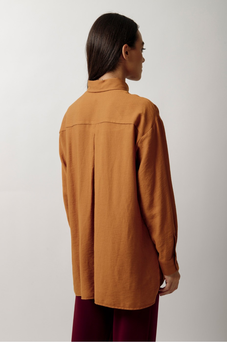 ΠΟΥΚΑΜΙΣΟ OVERSIZED ΜΕ ΠΙΣΩ ΠΙΕΤΑ