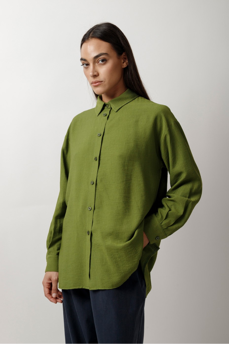 ΠΟΥΚΑΜΙΣΟ OVERSIZED ΜΕ ΠΙΣΩ ΠΙΕΤΑ