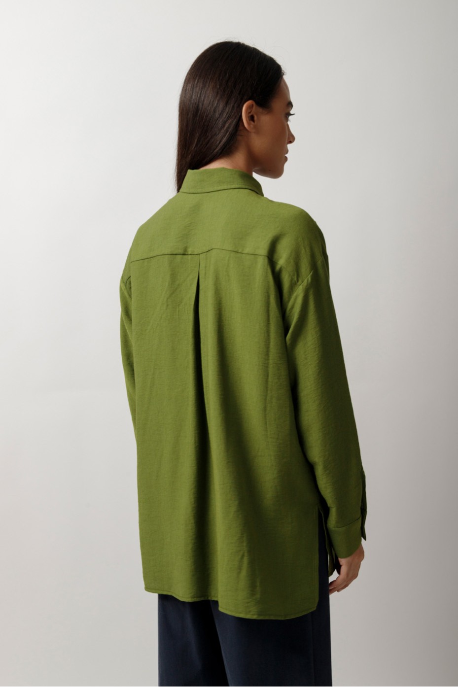 ΠΟΥΚΑΜΙΣΟ OVERSIZED ΜΕ ΠΙΣΩ ΠΙΕΤΑ