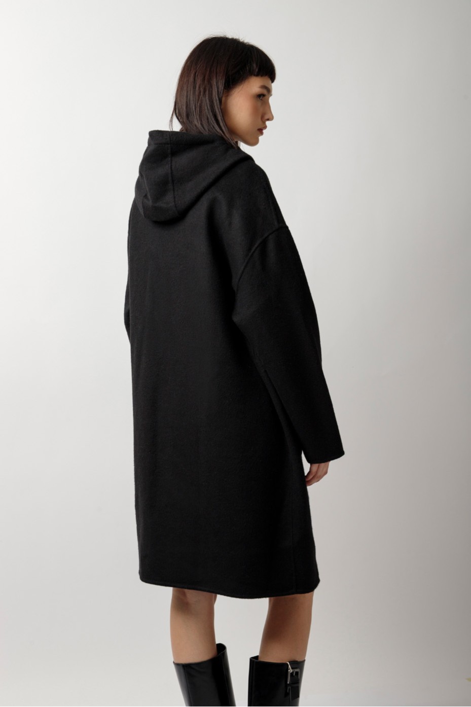 ΠΑΛΤΟ ΜΕ ΚΟΥΚΟΥΛΑ ΚΑΙ OVERSIZED ΤΣΕΠΕΣ