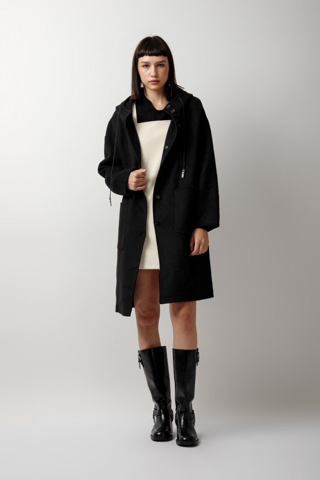 ΠΑΛΤΟ ΜΕ ΚΟΥΚΟΥΛΑ ΚΑΙ OVERSIZED ΤΣΕΠΕΣ