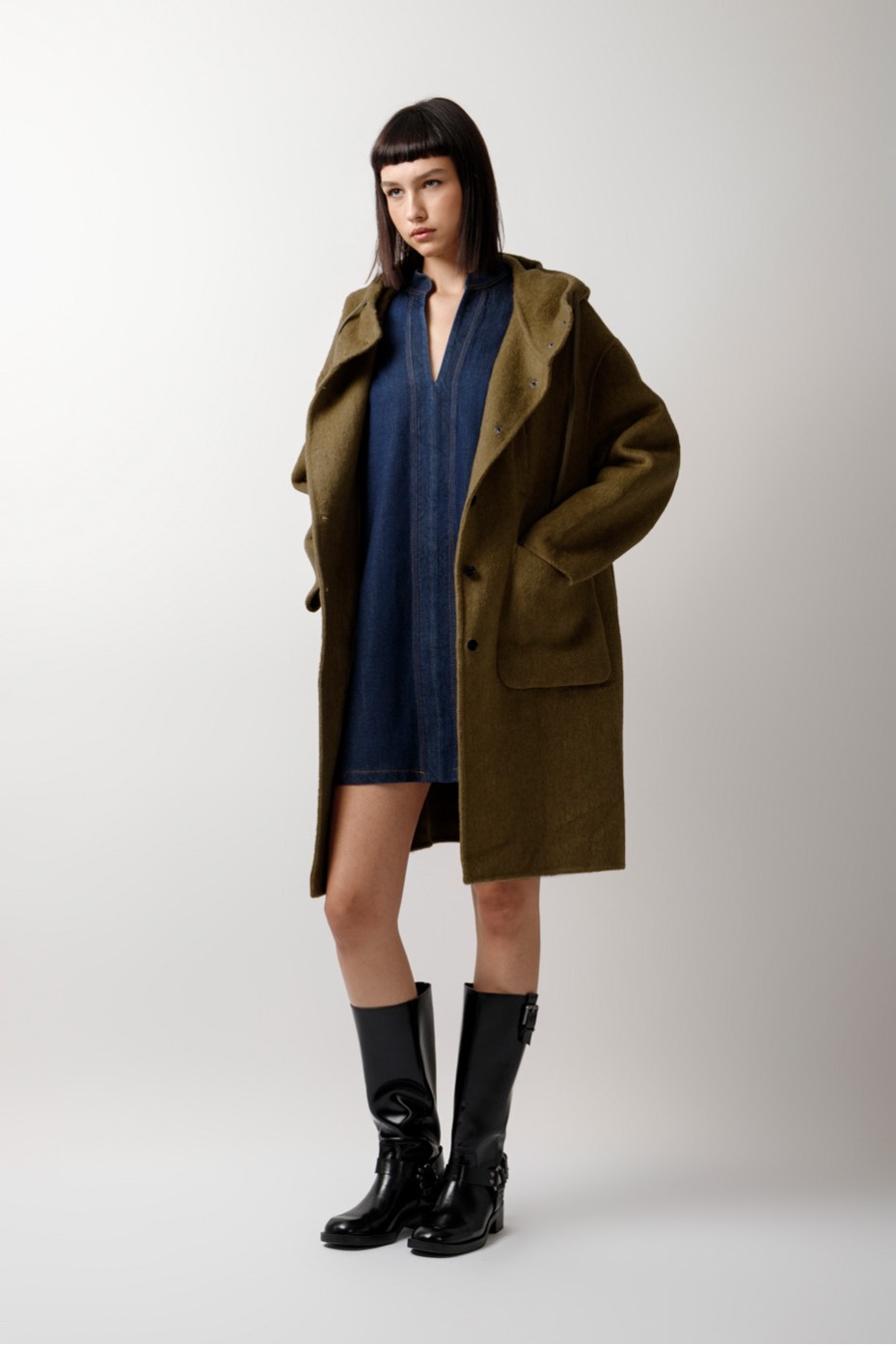 ΠΑΛΤΟ ΜΕ ΚΟΥΚΟΥΛΑ ΚΑΙ OVERSIZED ΤΣΕΠΕΣ