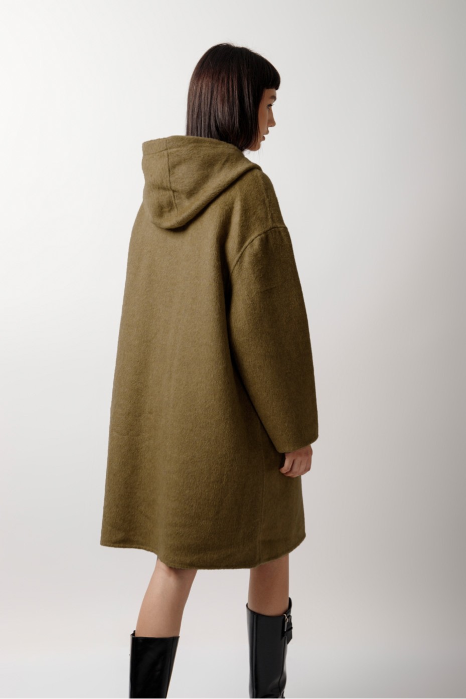 ΠΑΛΤΟ ΜΕ ΚΟΥΚΟΥΛΑ ΚΑΙ OVERSIZED ΤΣΕΠΕΣ