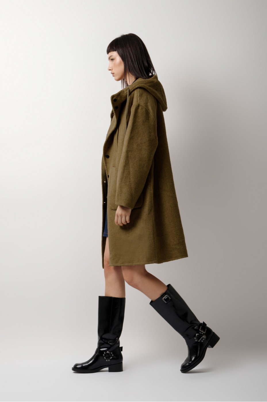 ΠΑΛΤΟ ΜΕ ΚΟΥΚΟΥΛΑ ΚΑΙ OVERSIZED ΤΣΕΠΕΣ