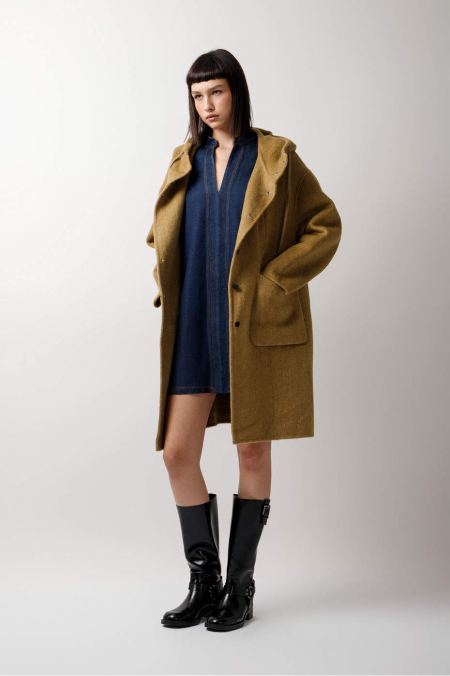 ΠΑΛΤΟ ΜΕ ΚΟΥΚΟΥΛΑ ΚΑΙ OVERSIZED ΤΣΕΠΕΣ