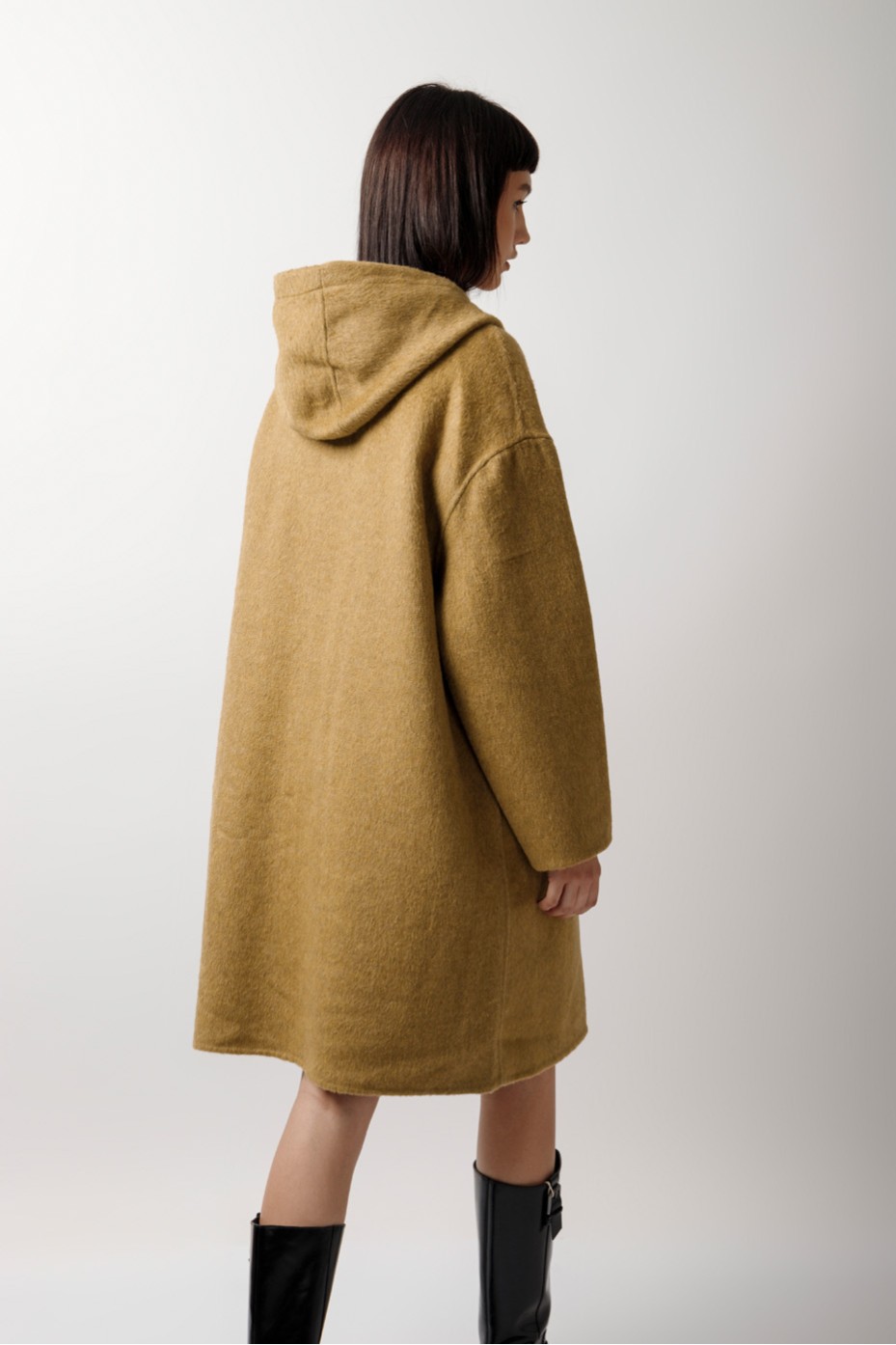 ΠΑΛΤΟ ΜΕ ΚΟΥΚΟΥΛΑ ΚΑΙ OVERSIZED ΤΣΕΠΕΣ