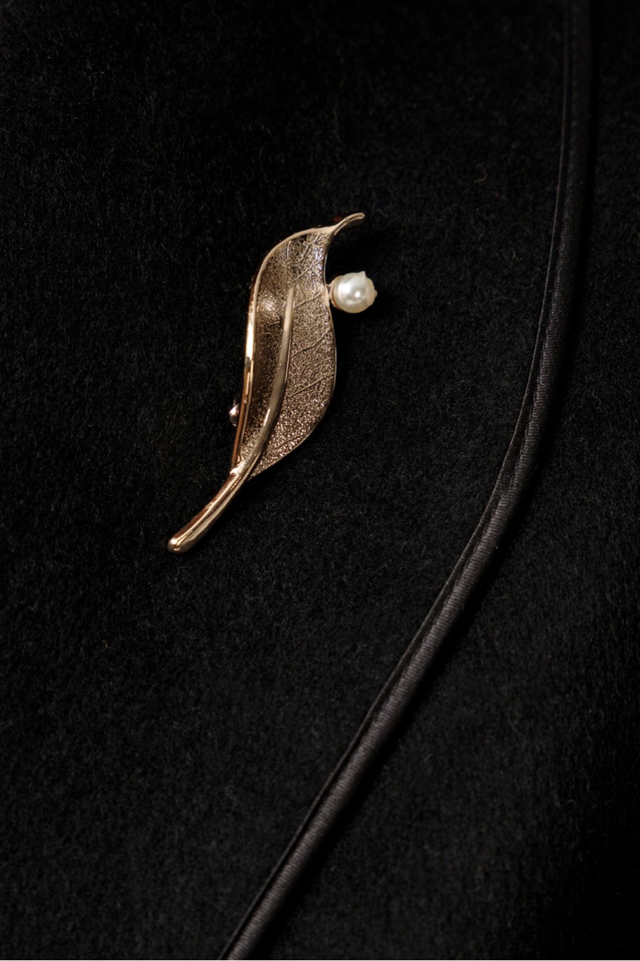 OVERSIZED COAT WITH BELT AND BROOCH