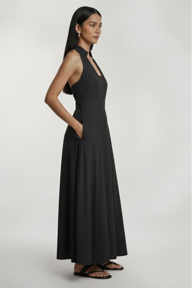 SLEEVELESS DRESS WITH SQUARE NECKLACE