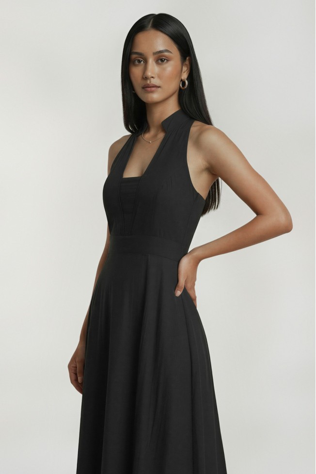 SLEEVELESS DRESS WITH SQUARE NECKLACE