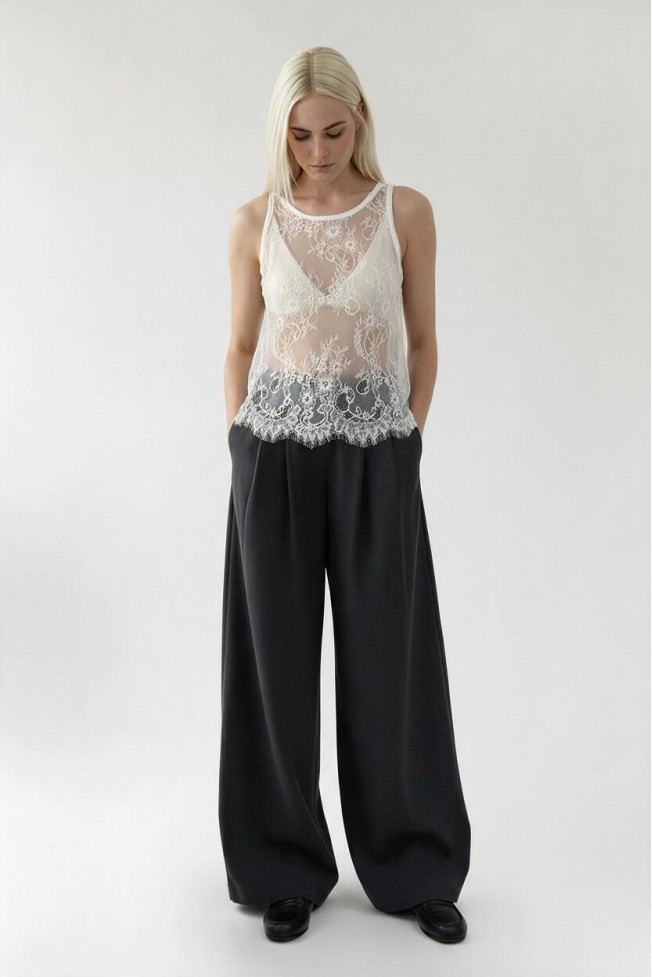 SLEEVELESS LACE BLOUSE