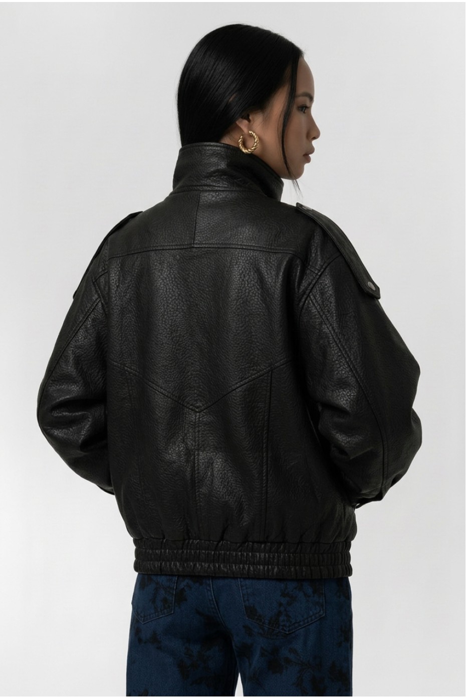 ΜΠΟΥΦΑΝ ΔΕΡΜΑΤΙΝΗ OVERSIZED ΜΕ ΛΟΞΟ ΚΛΕΙΣΙΜΟ
