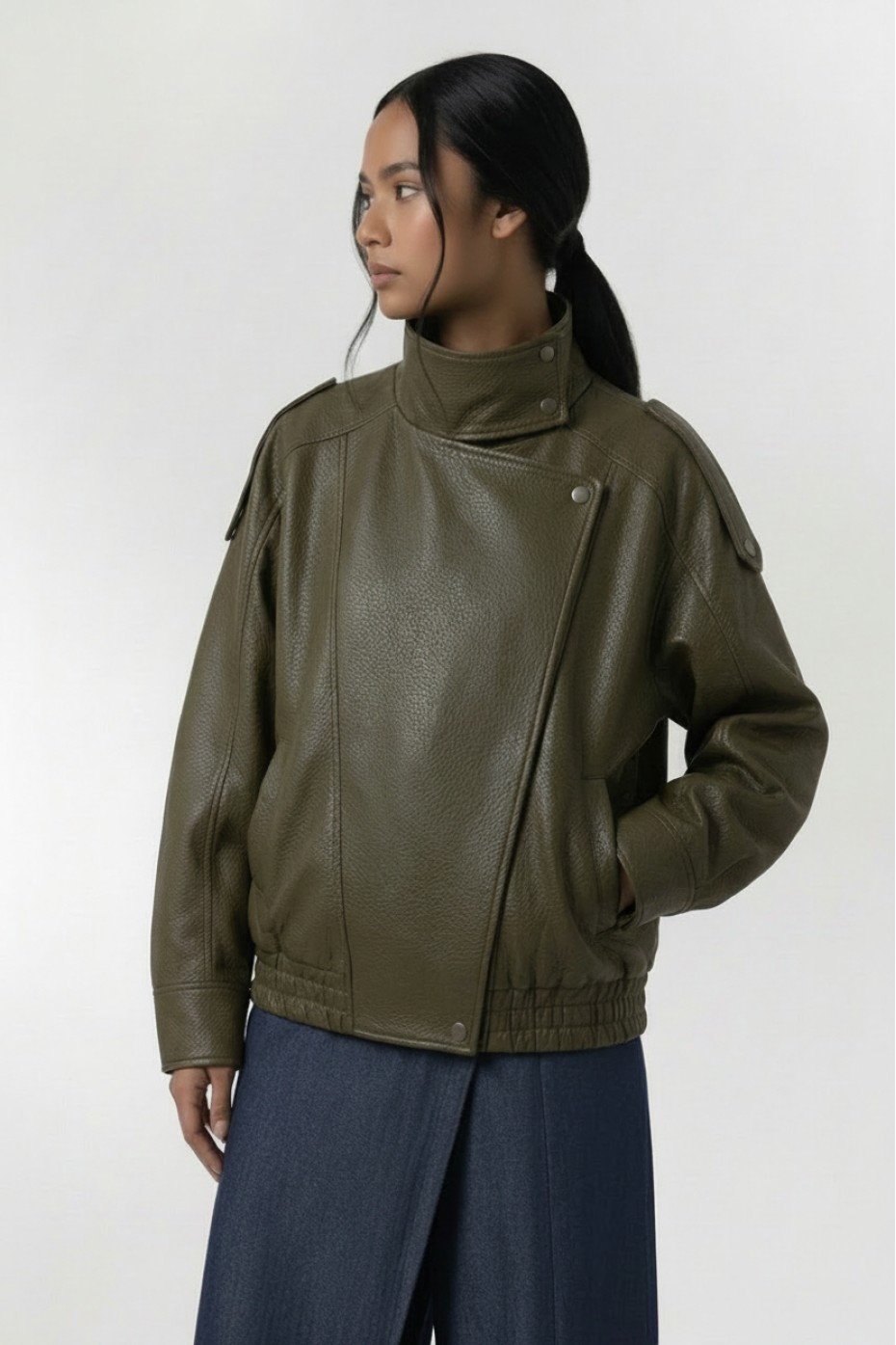 ΜΠΟΥΦΑΝ ΔΕΡΜΑΤΙΝΗ OVERSIZED ΜΕ ΛΟΞΟ ΚΛΕΙΣΙΜΟ